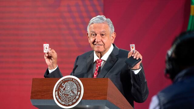 AMLO presumió su estampita en la mañanera