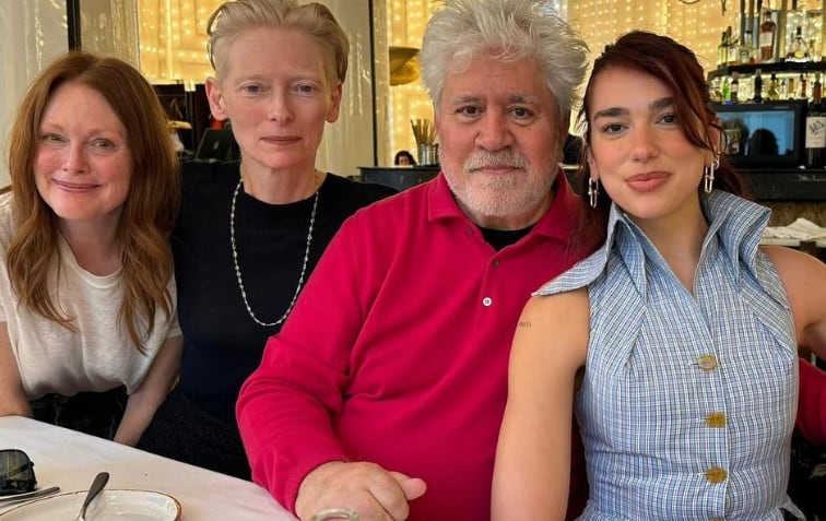 Pedro Almodóvar con Dua Lipa, Julianne Moore y Tilda Swinton