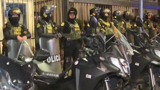 Policías rodean embajada de México en Lima, Perú