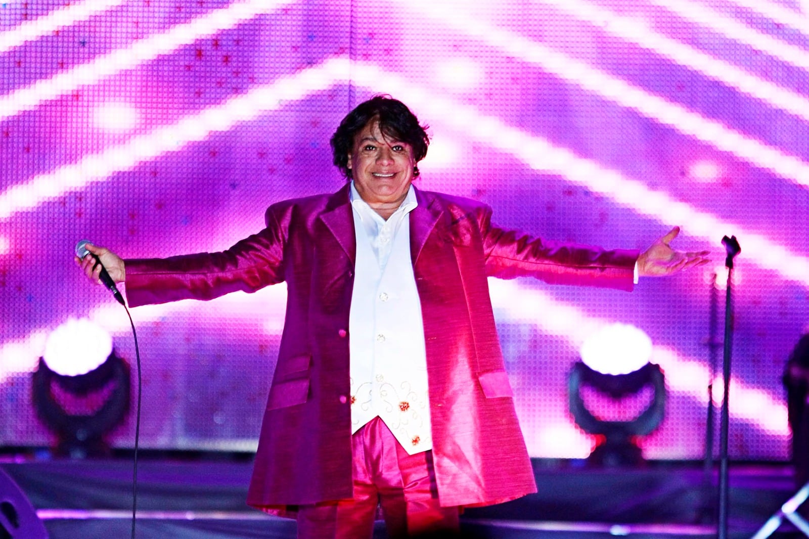 Juan Gabriel, cantante.