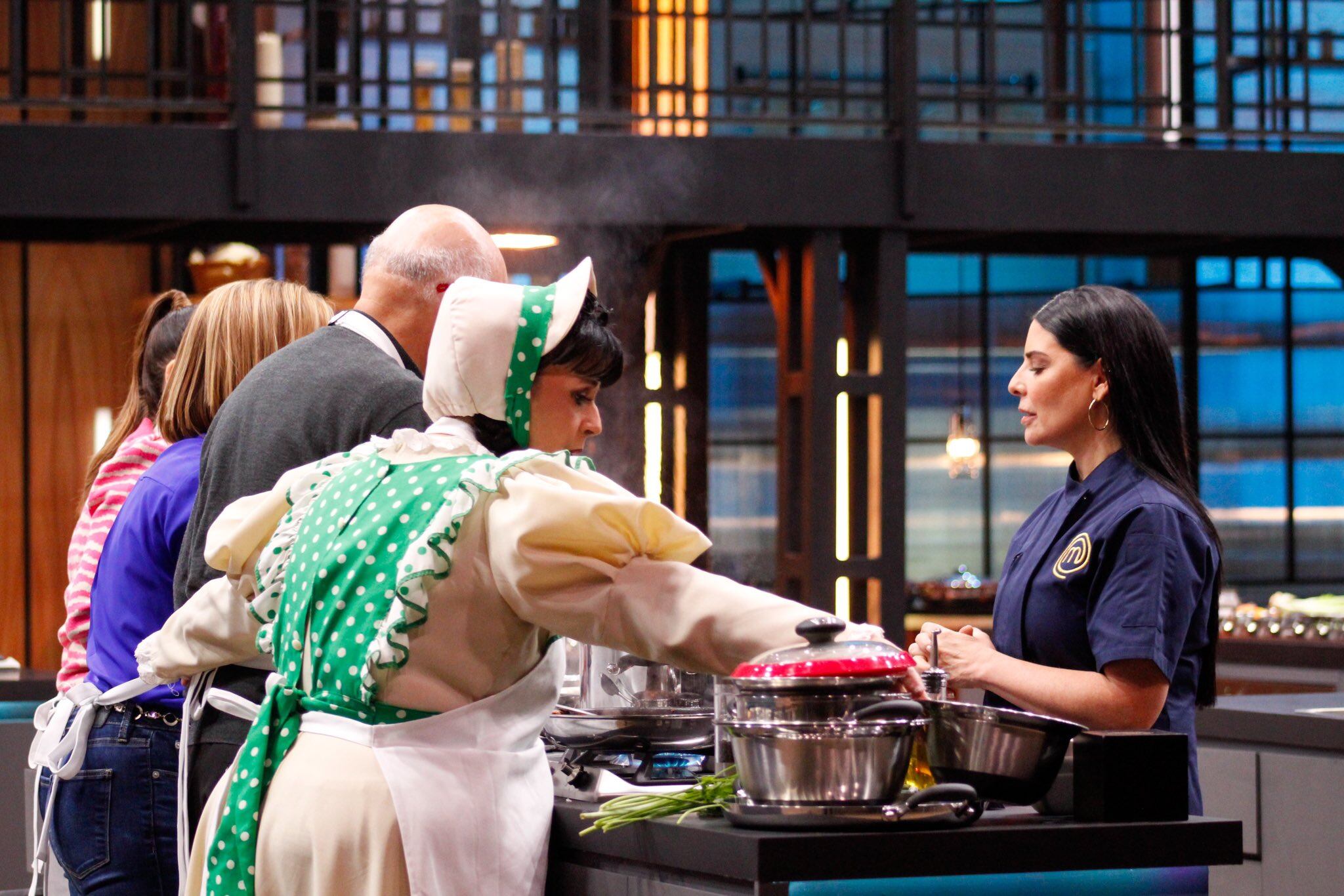 Equipo de MasterChef Celebrity 2023 con Zahie Téllez