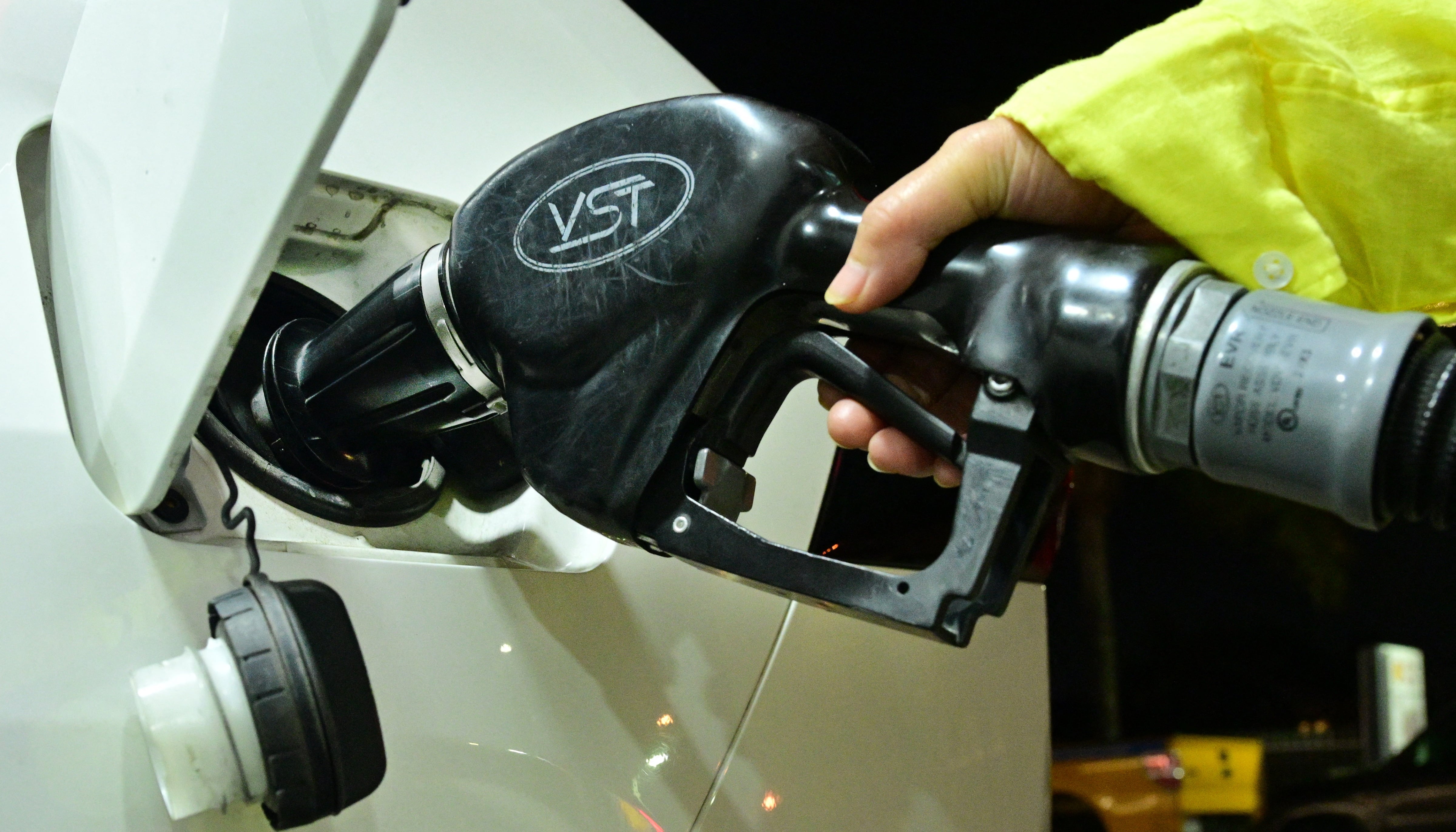 Precios del petróleo se disparan por advertencia de Trump sobre Irán