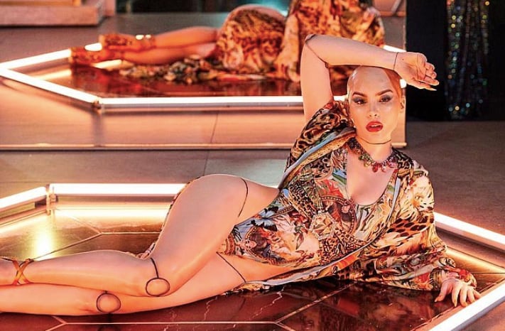 Belinda pelona en el video "Me encantaría"
