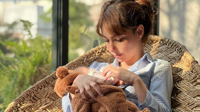 Natalia Téllez cargando a su hija