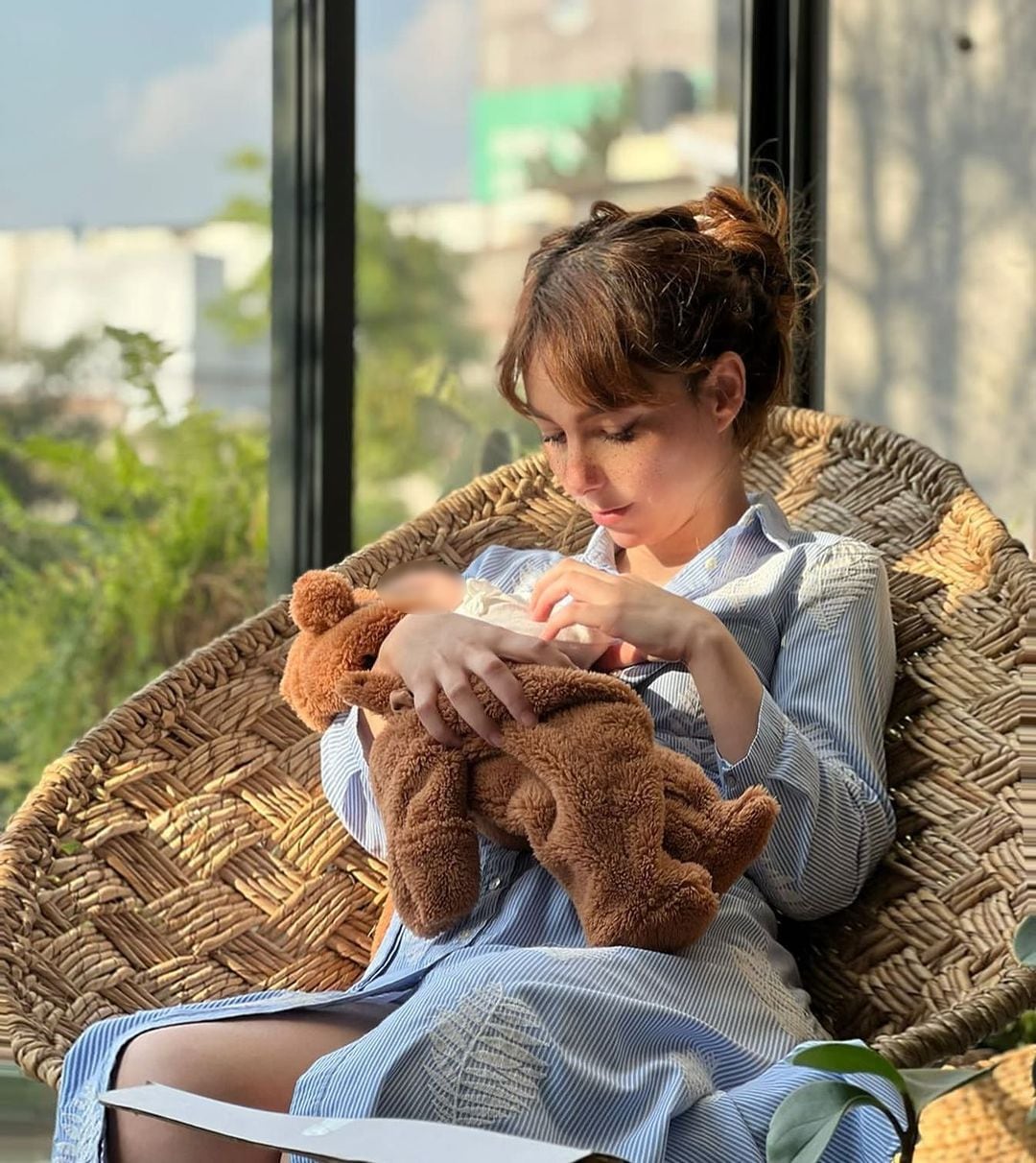 Natalia Téllez cargando a su hija