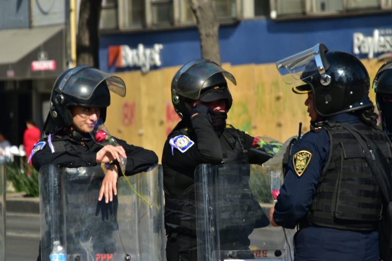 Durante la marcha 8M CDMX regalaron rosas a policías