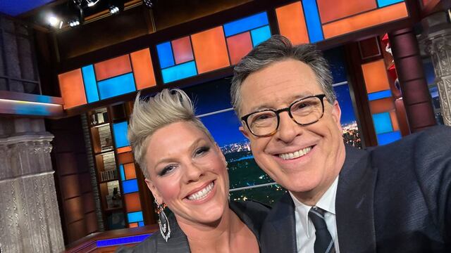 Stephen Colbert con Pink