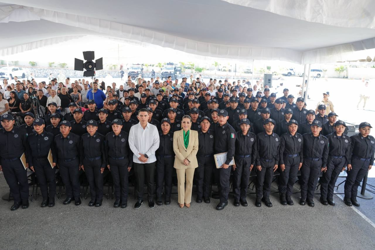 Evelyn Salgado entrega equipo táctico y encabeza graduación de 80 policías en Guerrero.