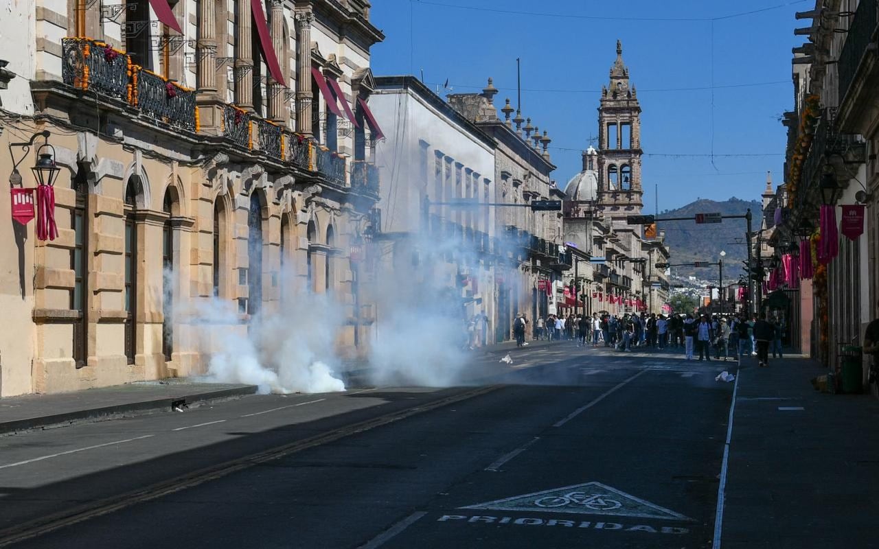 Lanzan gas lacrimógeno en protesta por asesinato de Carlos Manzo