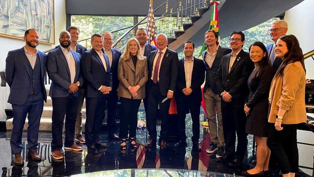 Mauricio Vila Dosal se reunió con representantes de la NFL