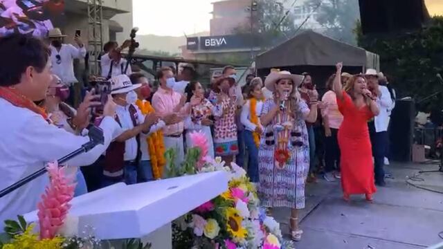 Evelyn Salgado cantando