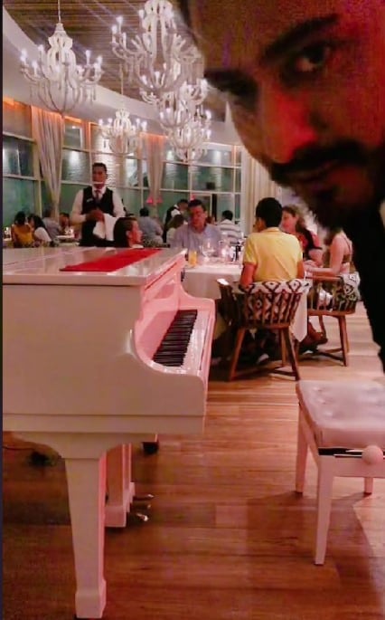 Pianista toca 'Mi bebito fiu fiu'