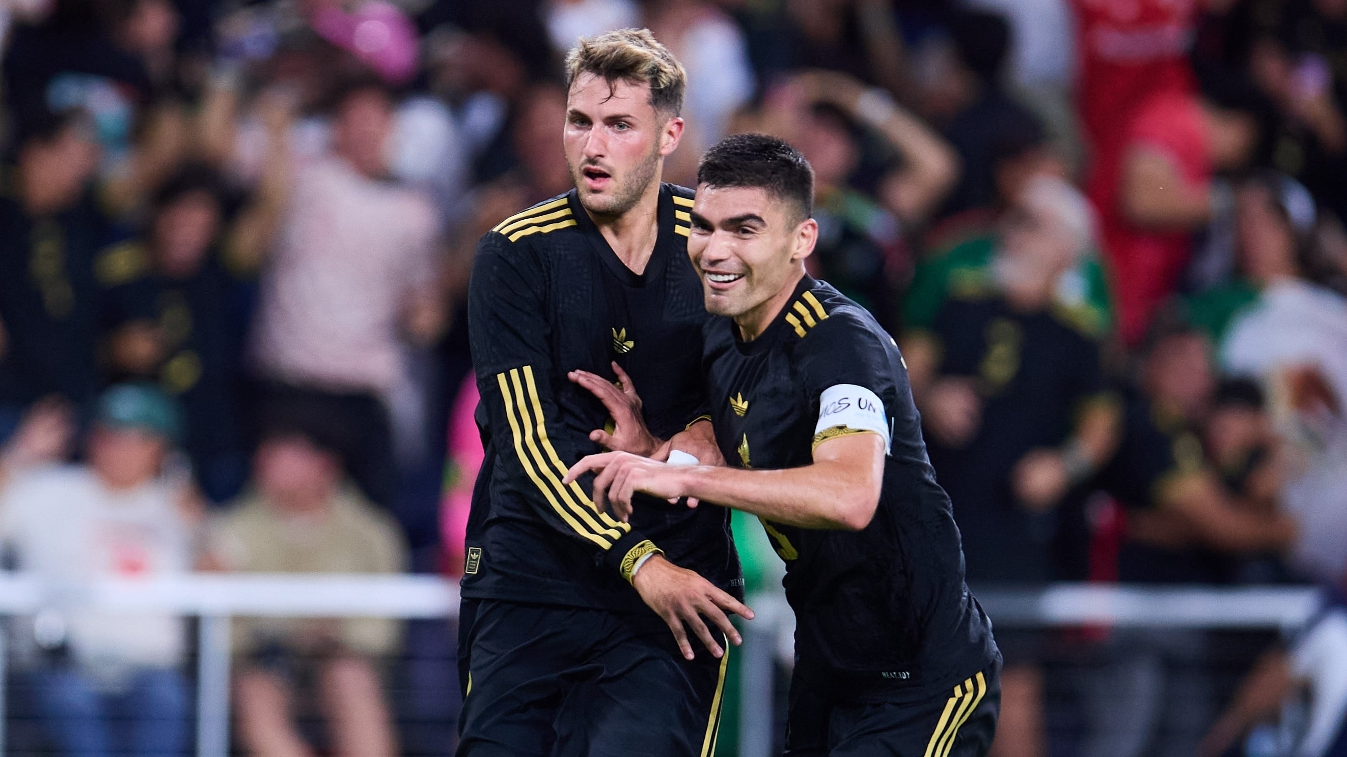 Santiago Giménez y Johan Vázquez