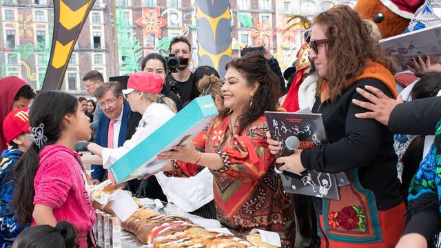Clara Brugada reparte mega rosca por el Día de Reyes Magos 2025 en el Zócalo CDMX