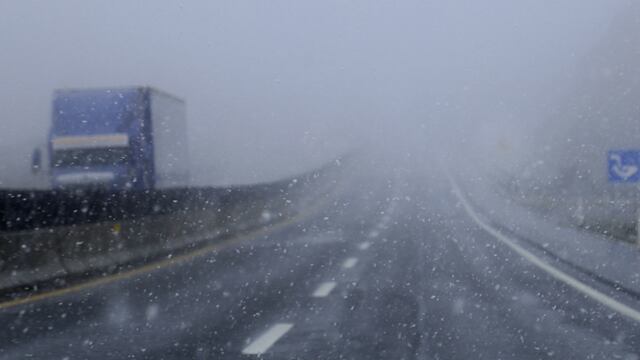 Cierran autopistas por nevadas en La Rumorosa.