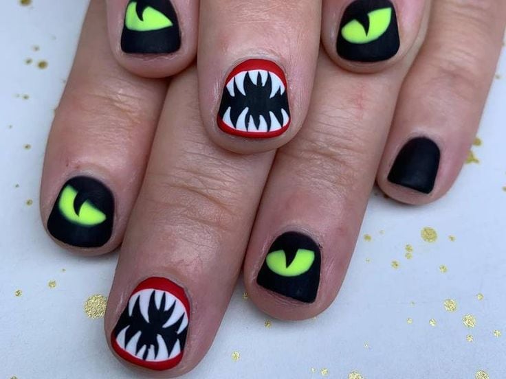 Diseños de Halloween 2023: uñas de monstruo