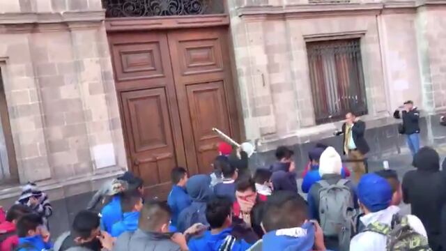 Algunos manifestantes intentaron abrir por la fuerza una de las puertas de Palacio Nacional