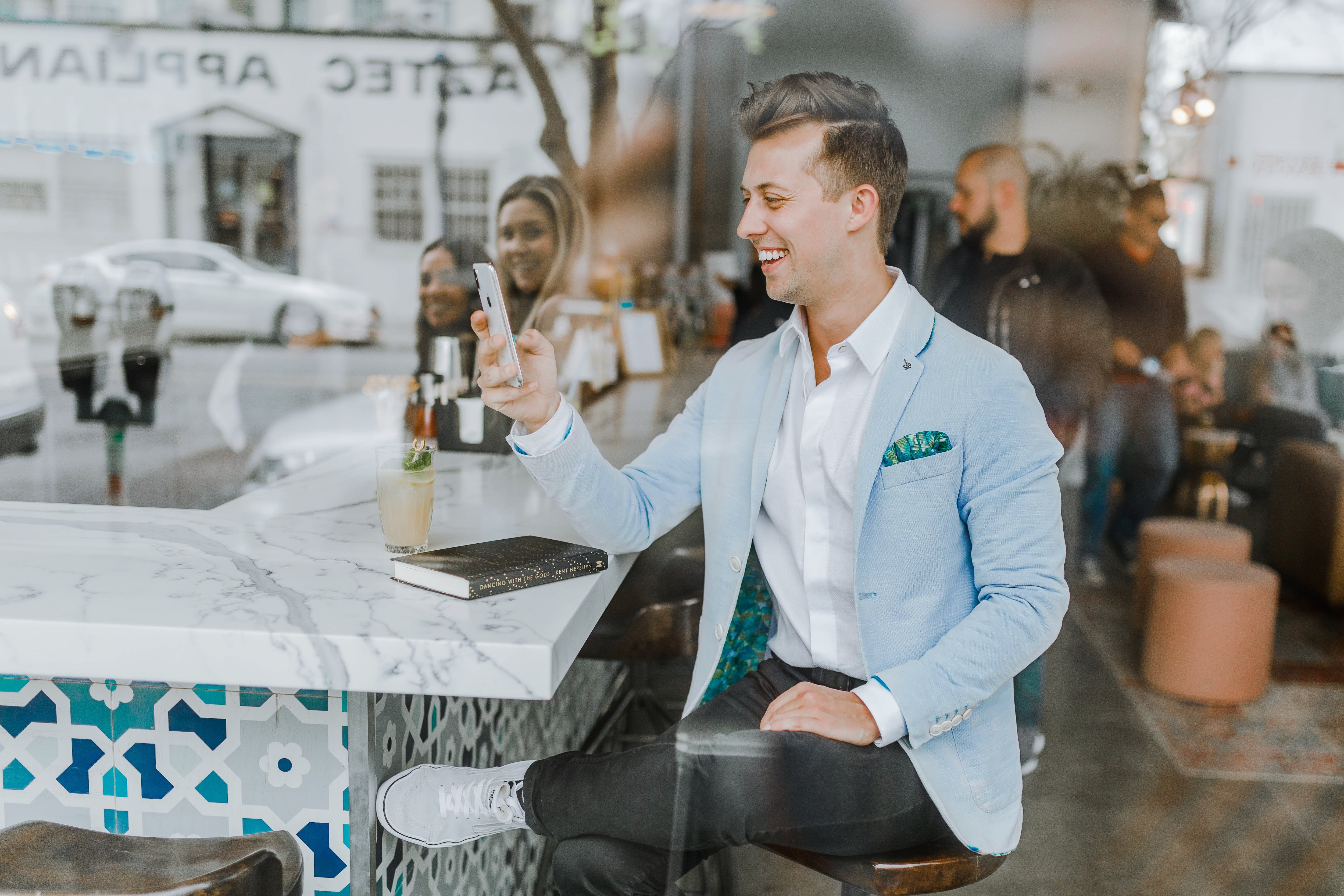 Hombre en cafetería/Día del Soltero