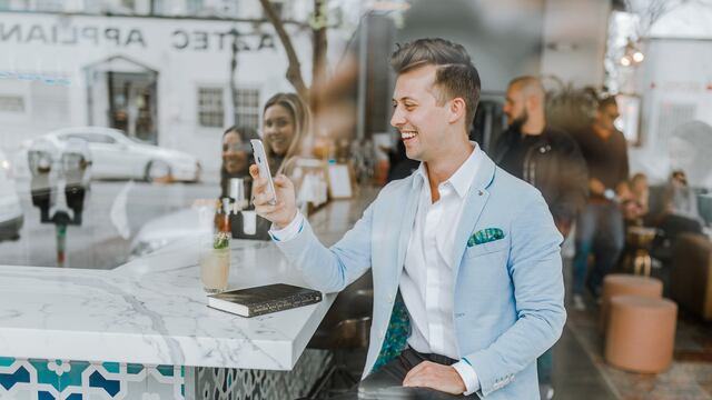 Hombre en un restaurante