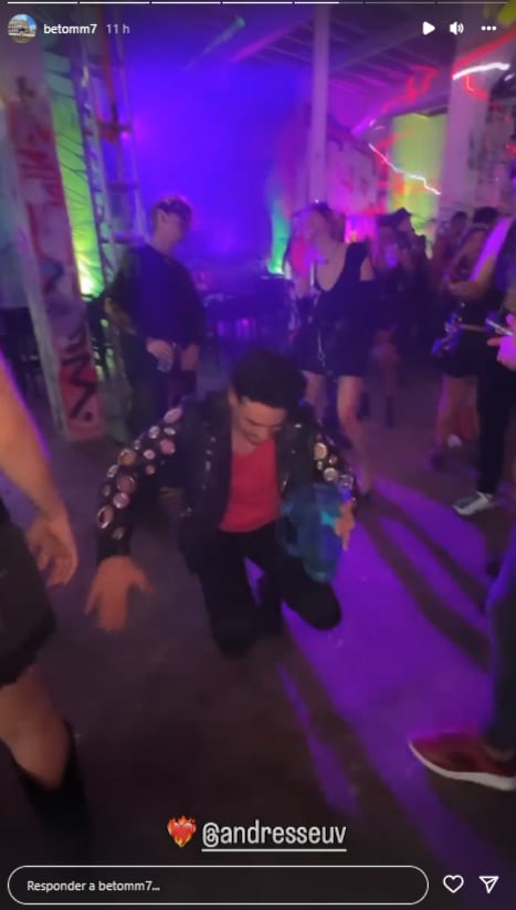 Andrés baila con licuachela en fiesta de Danna Paola.