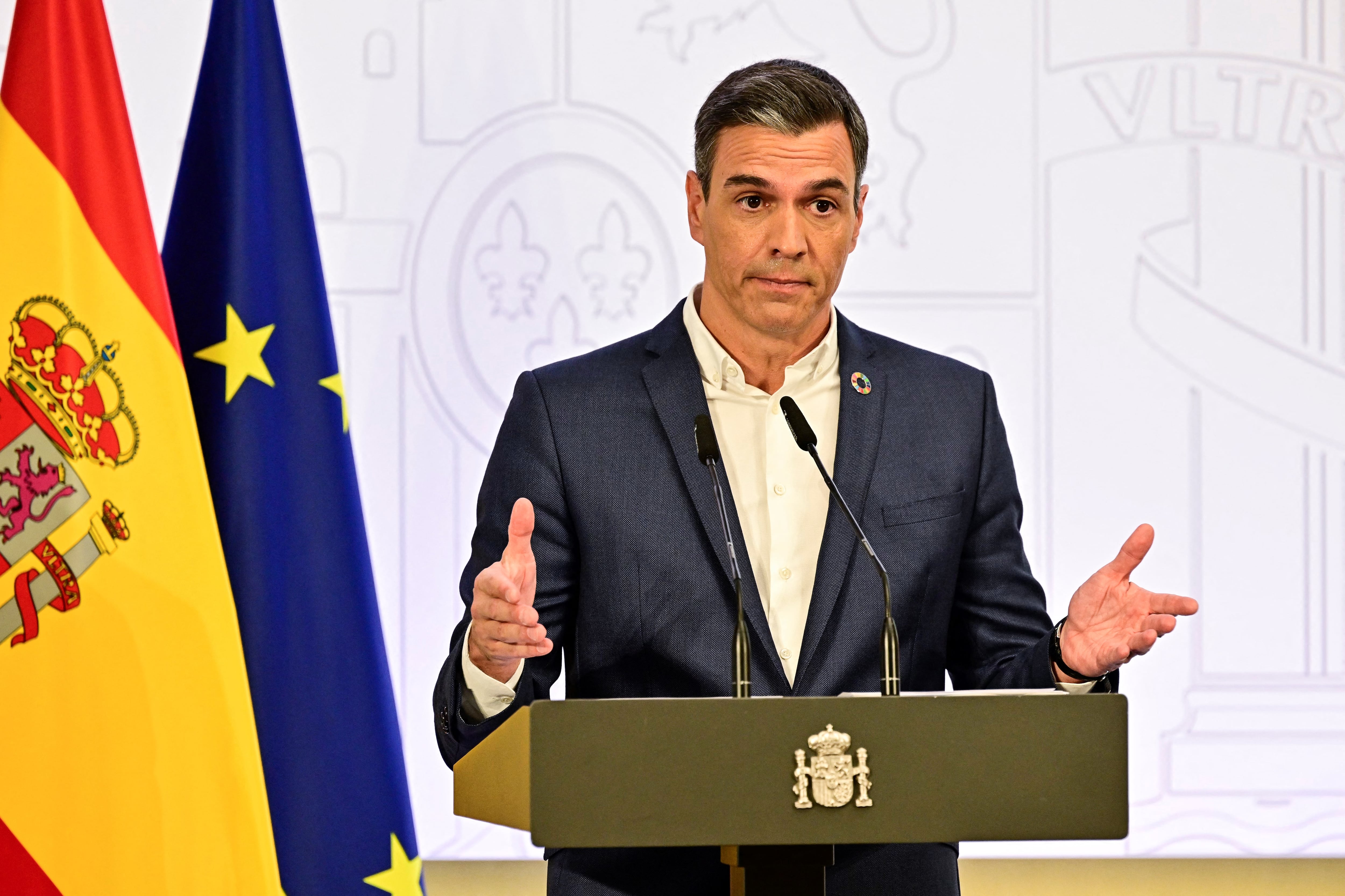 El presidente de España, Pedro Sánchez, sugirió no usar corbata para ahorrar energía.