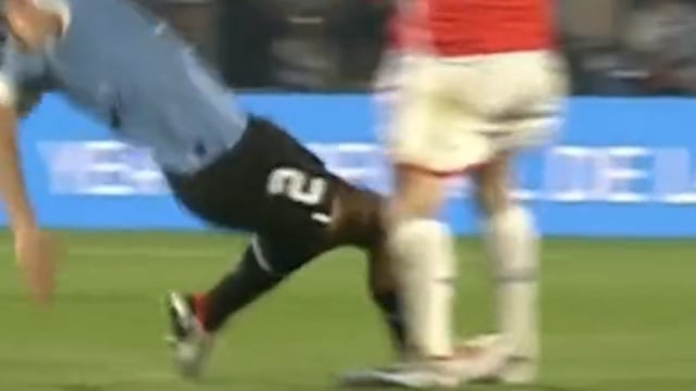 Patada de Sebastián Cáceres a Diego Valdés