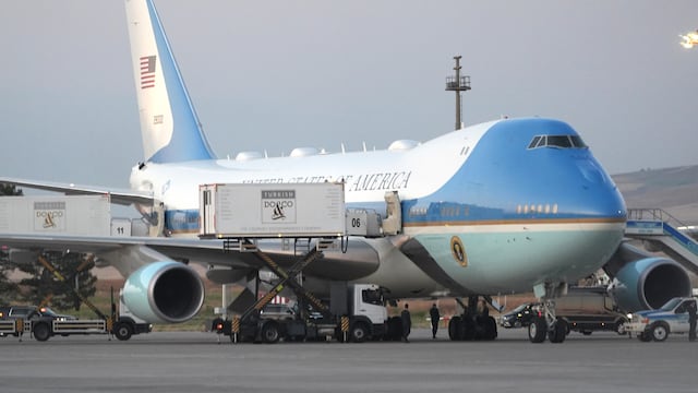 Trump fue sacado en un contenedor de comida de Turquía por amenaza de Irán y se ha cuestionado la seguridad del nuevo avión presidencial.