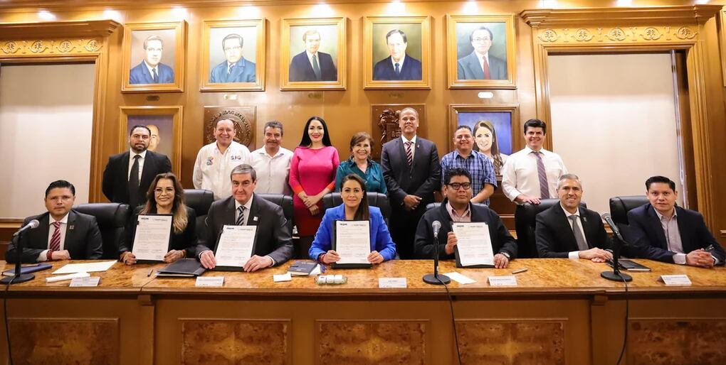 Tere Jiménez firma convenio con Coneval