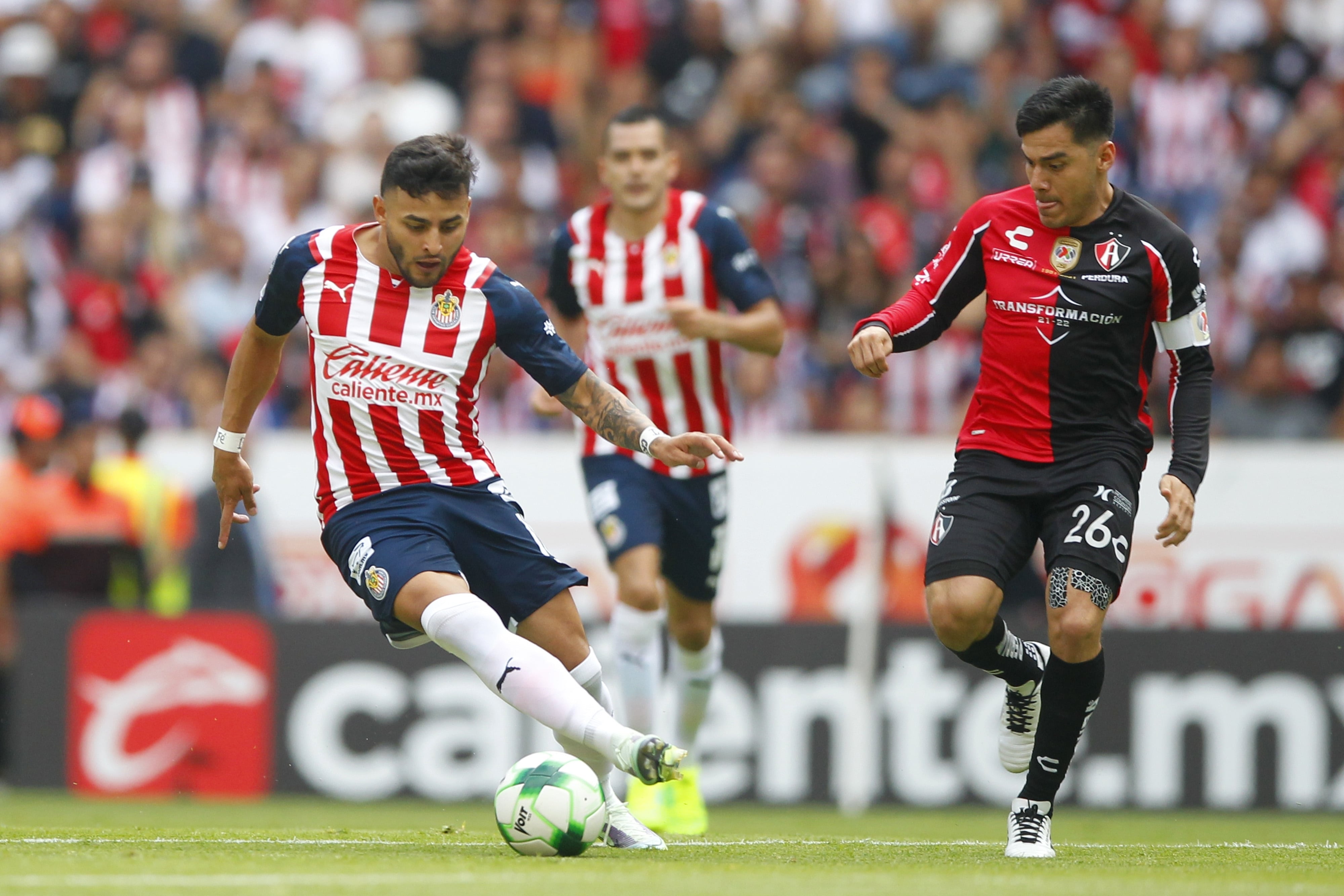 Alexis Vega en un Chivas vs Atlas