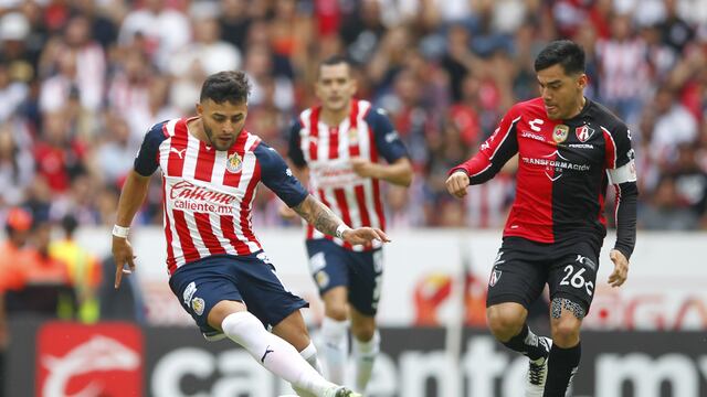 Alexis Vega en un Chivas vs Atlas