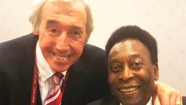 Banks y Pelé, dos leyendas del balón.