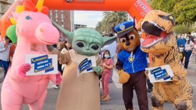 Familia en carrera de botargas