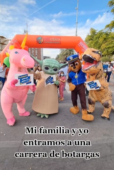 Familia en carrera de botargas