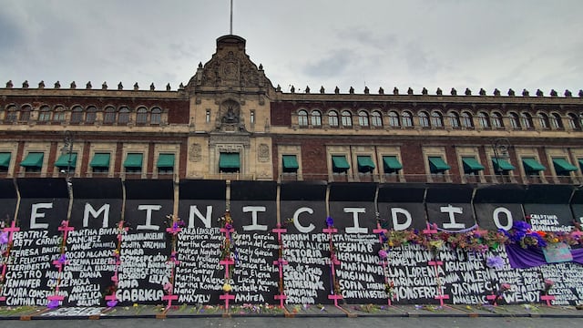 Muro con flores en Palacio Nacional
