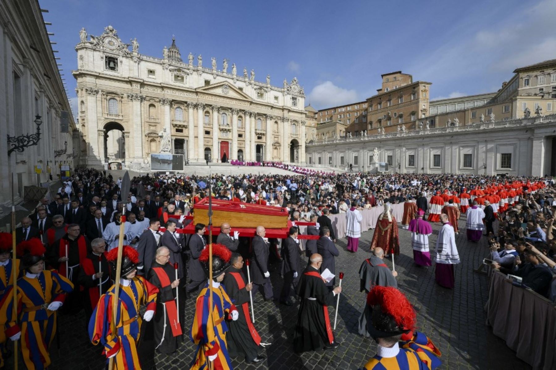 Papa Francisco: Miles de fieles lo despiden en la Basílica de San Pedro