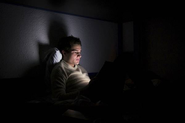 Hombre viendo una pantalla