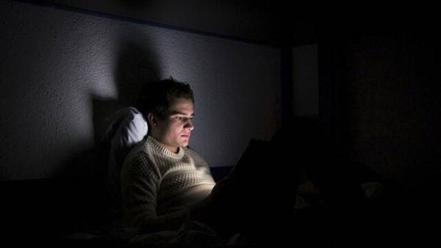 Trata de no ver la pantalla del celular 15 minutos antes de dormir.