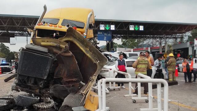 Tráiler choca contra caseta de cobro de Zinapécuaro