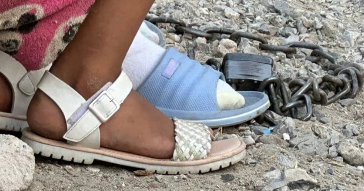 Detienen a mamá que tenía a sus dos hijas amarradas con cadenas