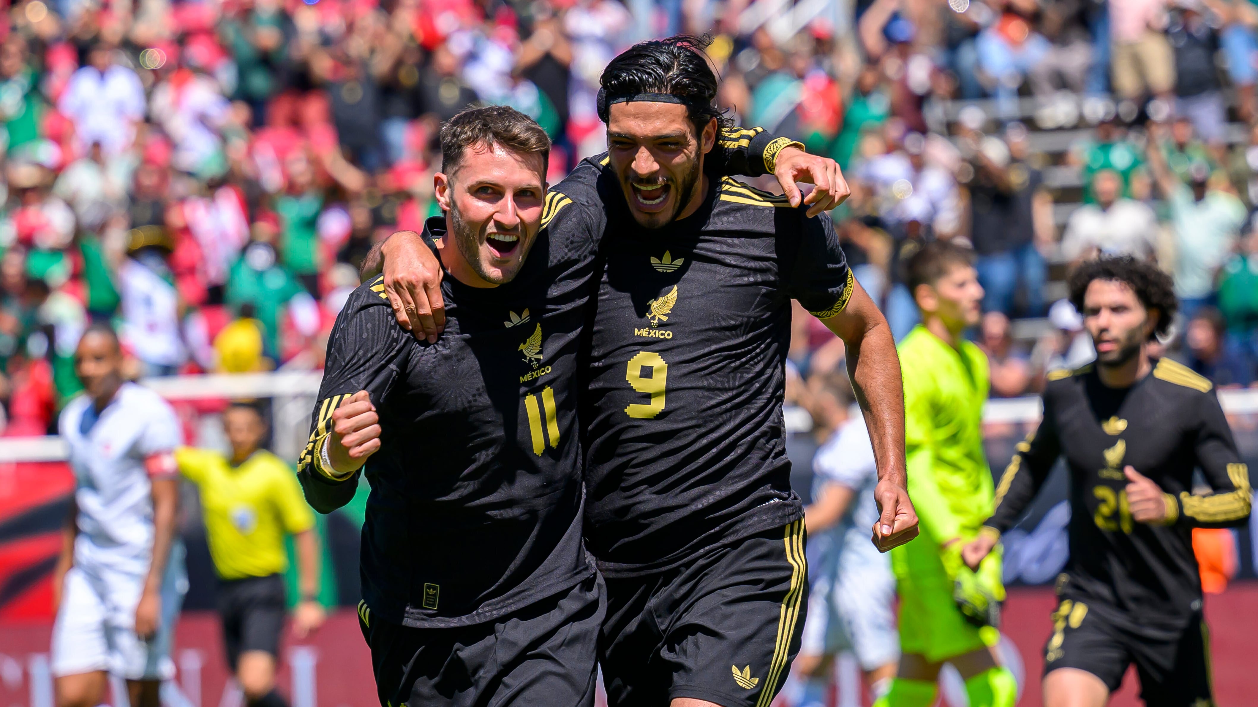 Santiago Giménez y Raúl Jiménez con la Selección Mexicana.