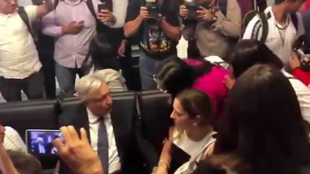 Andrés Manuel López Obrador, Beatriz Gutiérrez Müller y Geraldine Ponce en el AICM.
