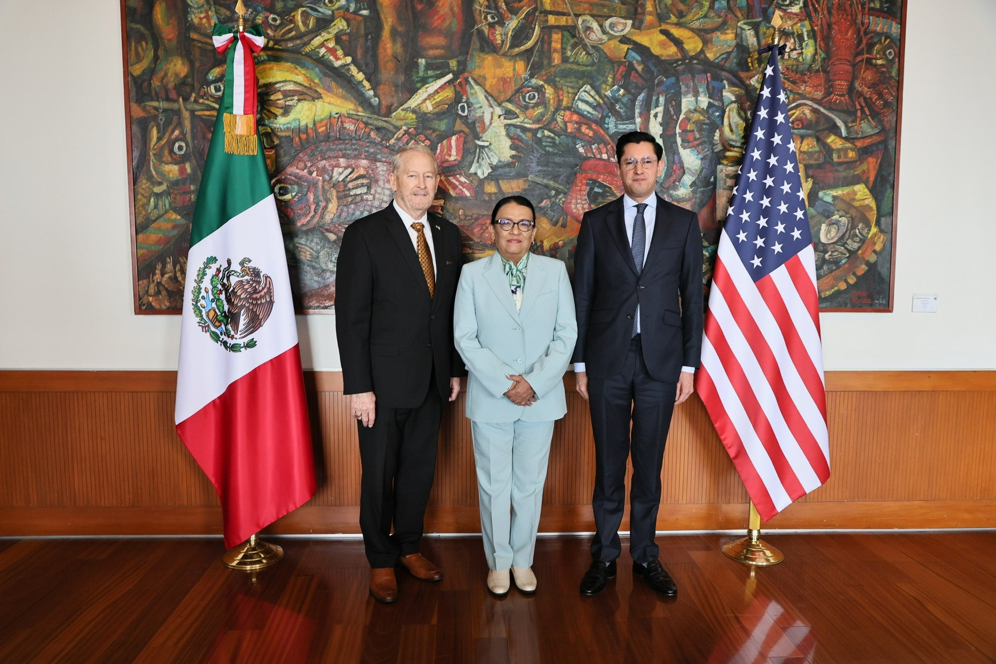 Ronald Johnson, Rosa Icela Rodríguez y Roberto Velasco