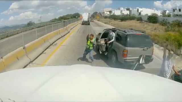 VIDEO: Sujetos armados interceptan tráiler y se lo llevan, en Querétaro
