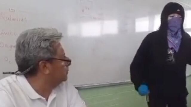 Alumnas golpean a profesor