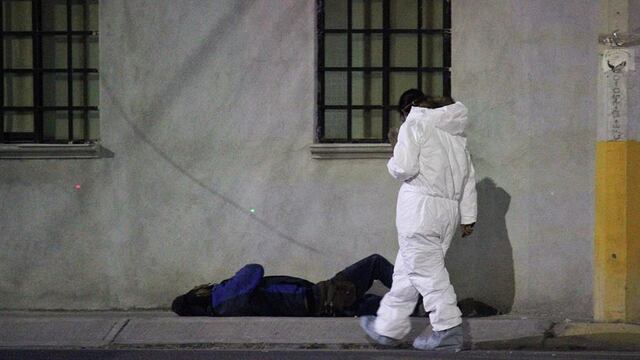 Cadaver sobre la banqueta