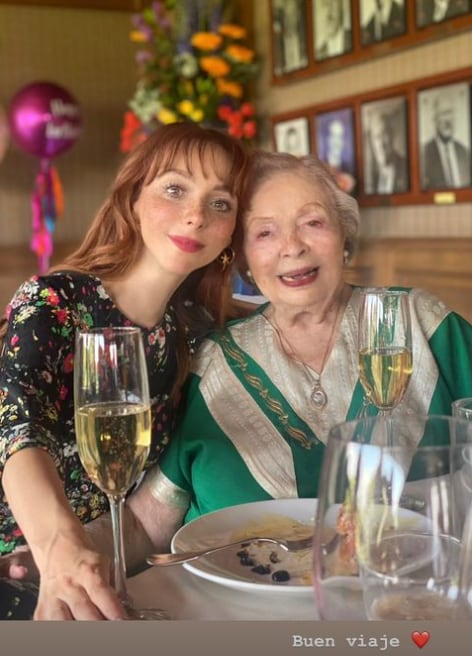 Natalia Téllez y su abuela