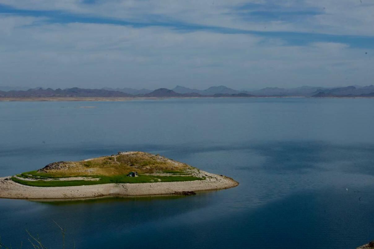 Alfonso Durazo lleva agua a comunidades como parte del Plan Hídrico de Sonora.