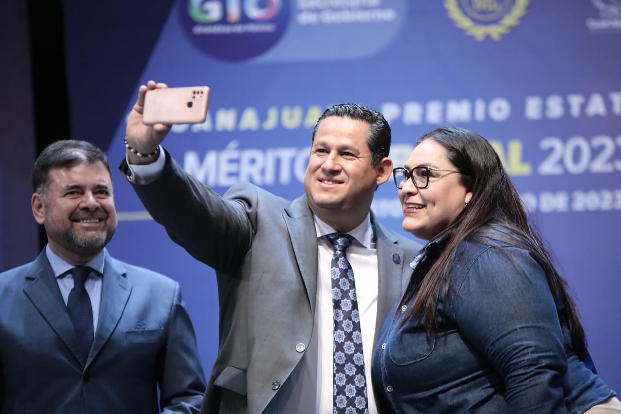 Diego Sinhue Rodríguez entrega Premio Estatal al Mérito Laboral en Guanajuato