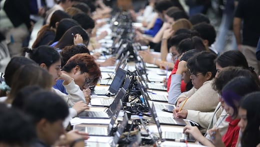 Detectan a aspirantes intentando hacer trampa en examen de control de la UNAM