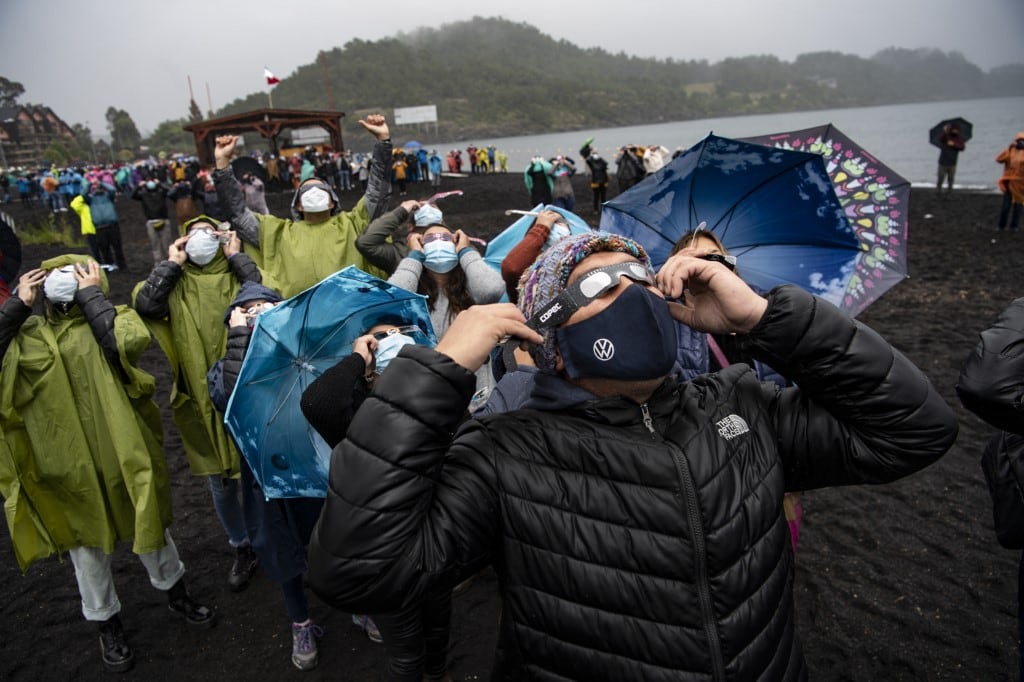 Personas viendo el eclipse solar